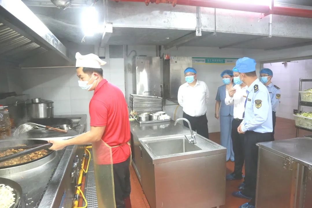 龍華區(qū)委常委、副區(qū)長(zhǎng)許愛華蒞臨?？谑旋埲A區(qū)山高實(shí)驗(yàn)學(xué)校調(diào)研指導(dǎo)食品安全工作-圖片2