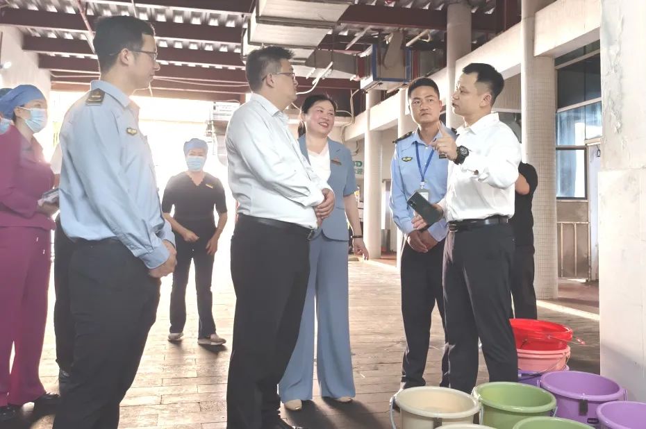 龍華區(qū)委常委、副區(qū)長(zhǎng)許愛華蒞臨?？谑旋埲A區(qū)山高實(shí)驗(yàn)學(xué)校調(diào)研指導(dǎo)食品安全工作-圖片2
