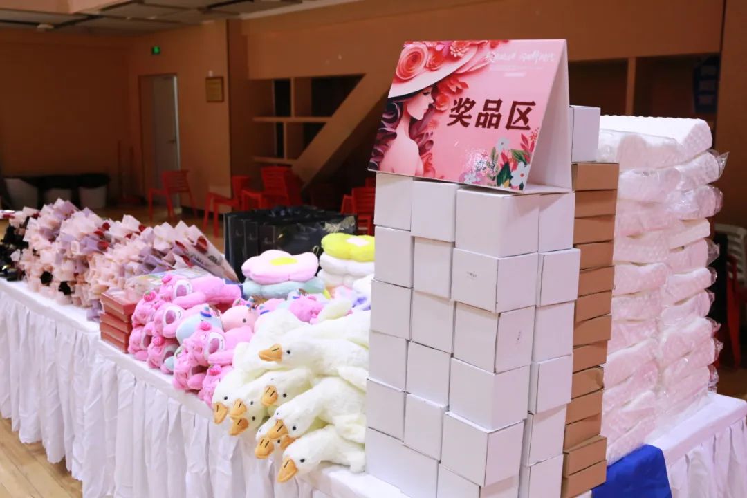綻放“她”力量 閃耀新時代——海口山高中學舉行慶“三八”國際婦女節(jié)活動-圖片1