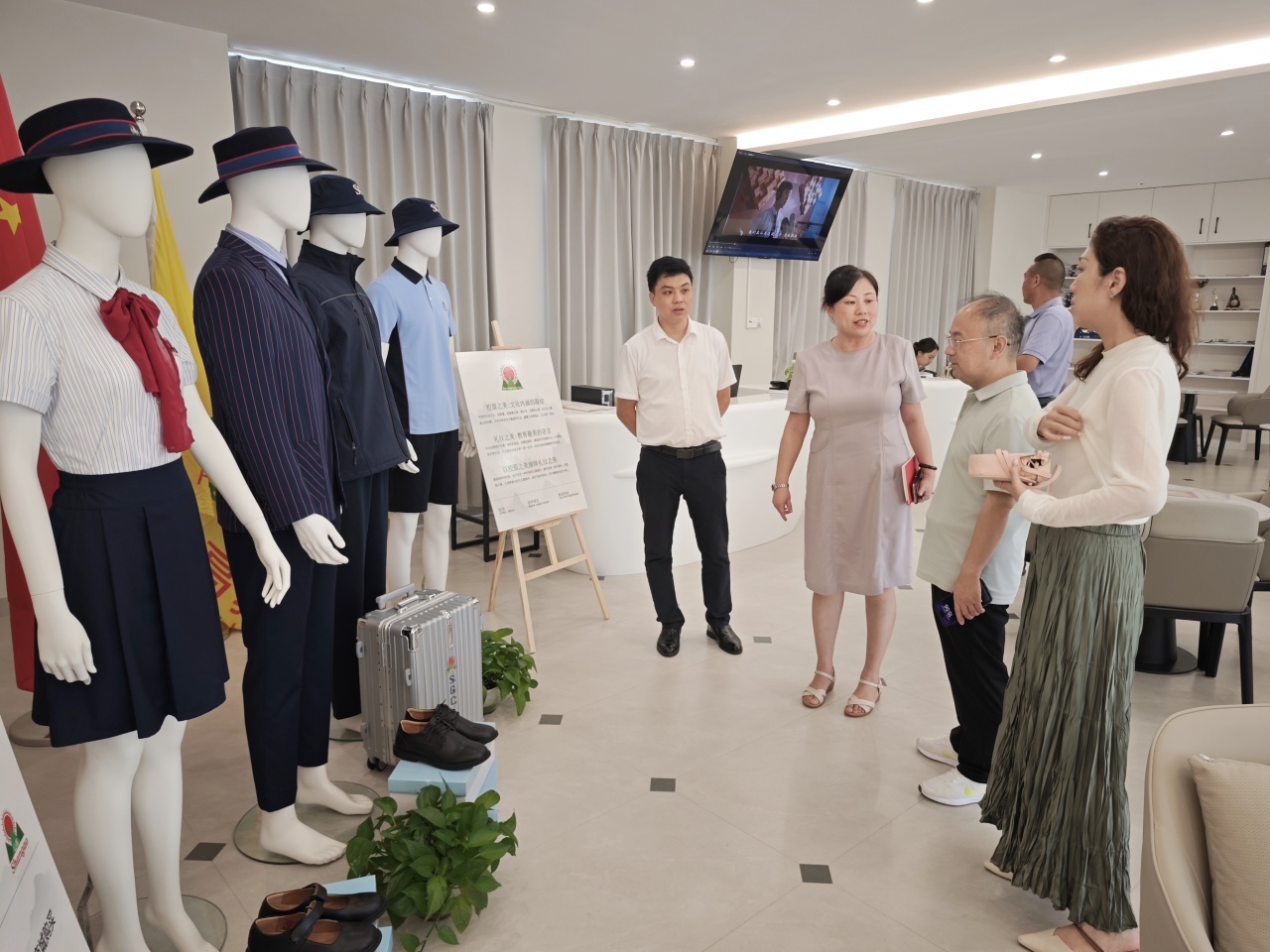 校際交流啟新程，共話教育謀發(fā)展——吉林大學(xué)萊姆頓學(xué)院代表蒞臨海口山高中學(xué)參觀交流-圖片1