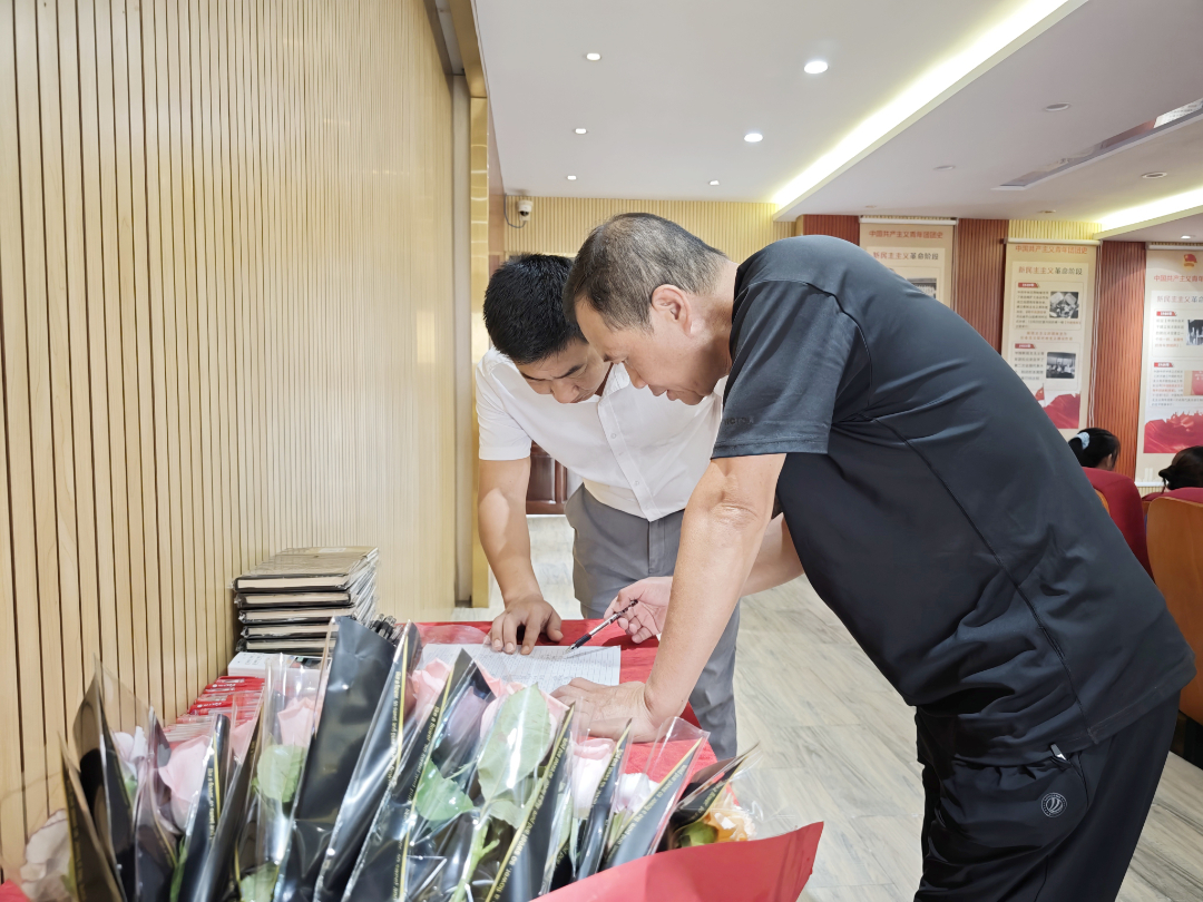 逐光同行，共啟新程——?？谏礁咧袑W舉行2025年秋季新教師、新職工入Jia儀式-圖片2