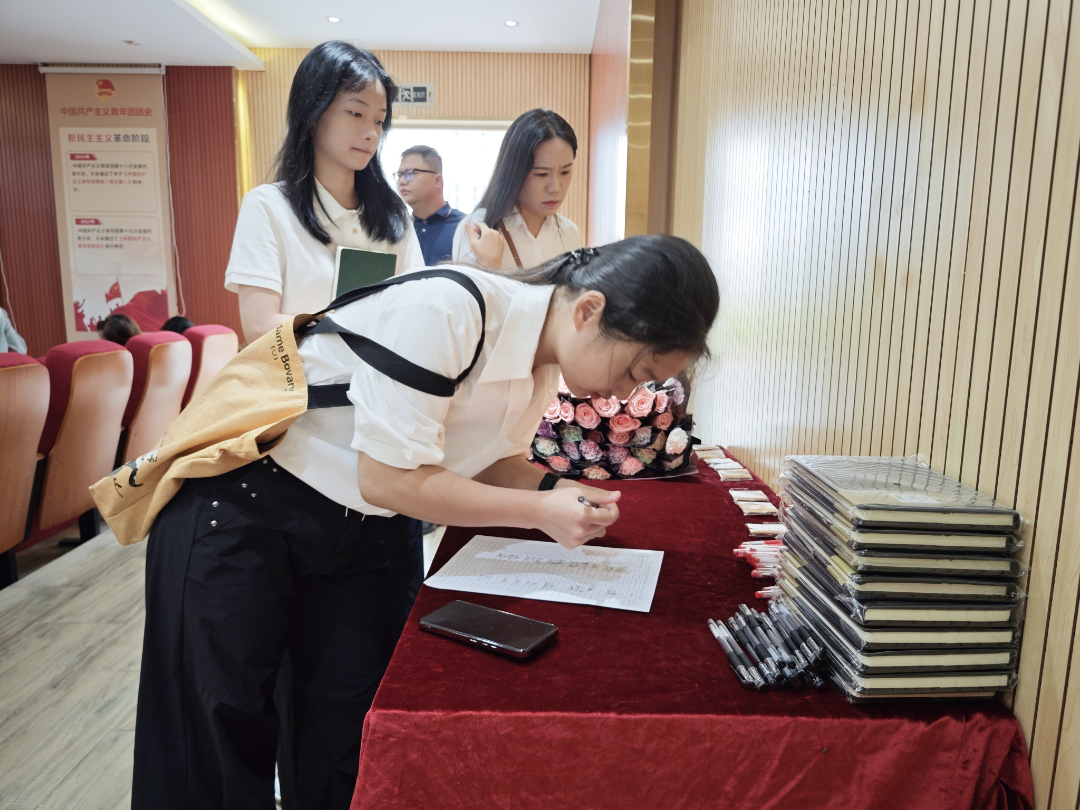 逐光同行，共啟新程——?？谏礁咧袑W舉行2025年秋季新教師、新職工入Jia儀式-圖片2
