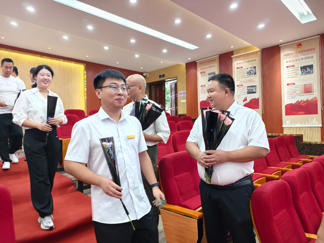 逐光同行，共啟新程——?？谏礁咧袑W舉行2025年秋季新教師、新職工入Jia儀式-圖片2