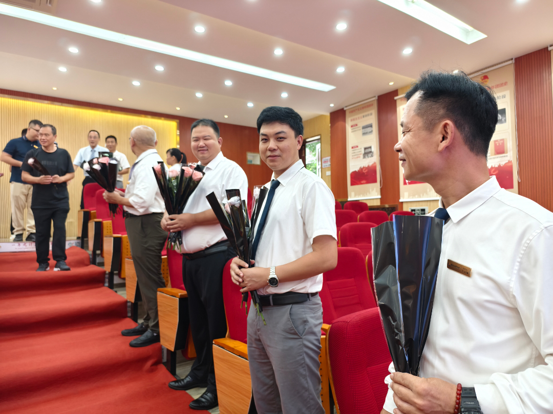 逐光同行，共啟新程——?？谏礁咧袑W舉行2025年秋季新教師、新職工入Jia儀式-圖片2