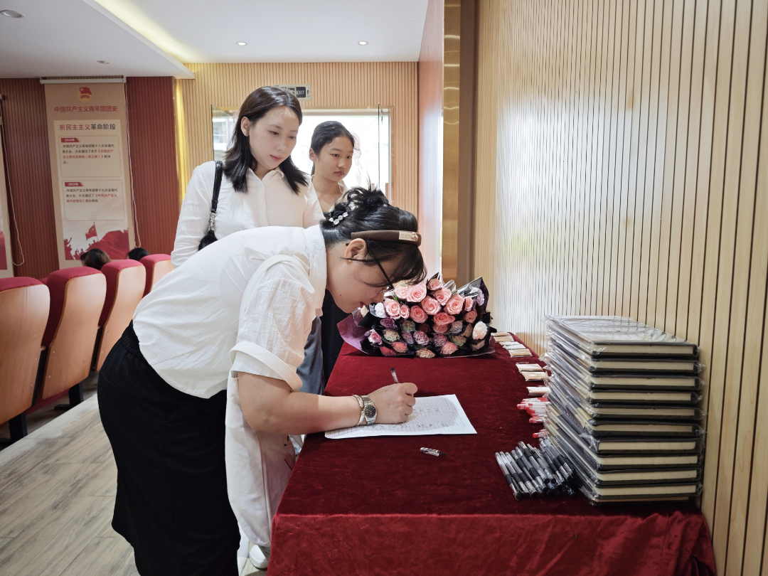逐光同行，共啟新程——?？谏礁咧袑W舉行2025年秋季新教師、新職工入Jia儀式-圖片2