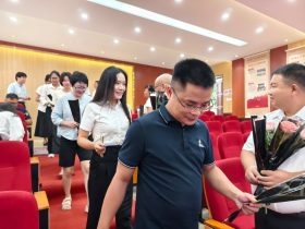 逐光同行，共啟新程——?？谏礁咧袑W舉行2025年秋季新教師、新職工入Jia儀式
